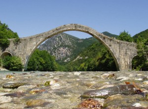 800px-Plaka_Bridge_Epirus_Greece
