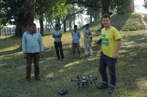 Kasper Hanus prepara il drone per il volo. Foto di E. Smagur.