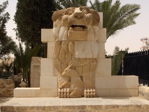 800px-Lion_in_the_garden_of_Palmyra_Archeological_Museum,_2010-04-21