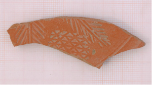 © Ministry of Antiquities - Mutubis 2014: Frammento di slipware rossa (una tipologia di ceramica sigillata) Cipriota con impressa una foglia di palma.
