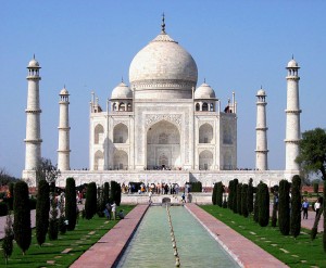 800px-Taj_Mahal_in_March_2004