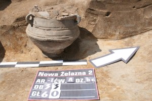 Vaso con tre manici scoperto dagli archeologi. Foto di Aleksandra Jarosz-Panek