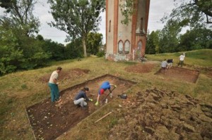Vista generale degli scavi che hanno esplorato la parte orientale della casa conventuale. Foto: B. Wasik