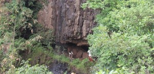 Gli Archeologi al di fuori dell'entrata della Grotta Mota sugli altopiani etiopi, dove i resti contenenti l'antico genoma furono scoperti. Foto di Matthew Curtis 