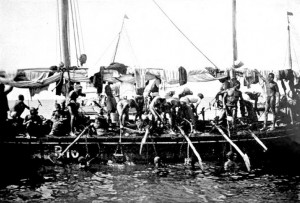 Arab_pearl_divers_in_the_Persian_Gulf