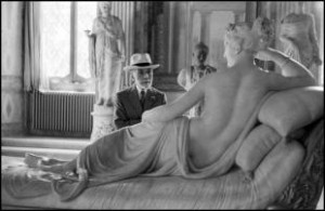DAVID SEYMOUR Roma 1955. Bernard Berenson osserva la statua di Paolina Borghese di Antonio Canova alla Galleria Borghese di Roma_0.jpg