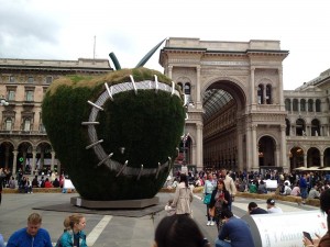 Expo_2015_-_Michelangelo_Pistoletto_-_Third_Paradise_-_The_Reinstated_Apple_(17946999286)