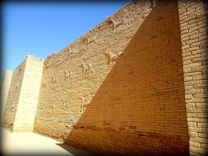 Mušḫuššu_(sirrush)_and_aurochs_on_either_side_of_the_processional_street._Ancient_Babylon,_Mesopotamia,_Iraq