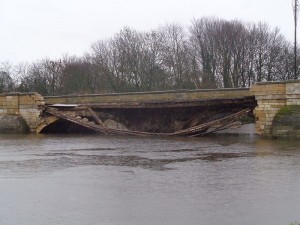 Partially_collapsed_Tadcaster_Bridge_(30th_December_2015)_002