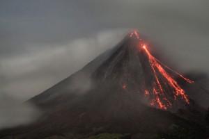 800px-Arenal_at_night