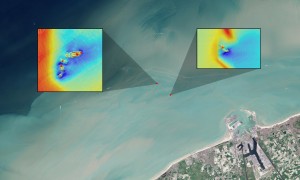 In questa immagine è possibile vedere il pennacchio di sedimenti dai relitti delle navi SS Sansip e SS Samvurn. Credits: NASA/USGS Landsat image/Jesse Allen, NASA Earth Observatory