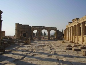 800px-Hierapolis_colonnade