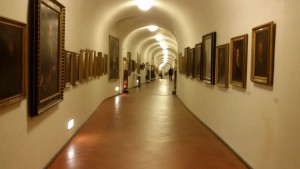 Inside_view_of_the_Vasari_Corridor_(corridoio_vasariano)_in_Florence,_Italy_(3)