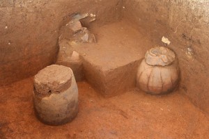 I risultati degli scavi in prossimità delle giare - sepolture in urne ceramiche. Foto di Dougald O'Reilly