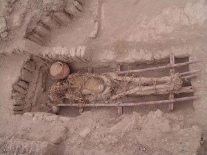 Resti umani in una sepoltura della Cultura Lima (500-700 d. C.) presso la Huaca Pucllana, Lima, Perù. Credit: Huaca Pucllana research, conservation and valorisation project