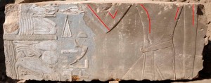 Rappresentazione femminile di Hatshepsut (evidenziata dalle linee rosse) che fu poi sostituita dall'immagine di un sovrano maschio (Foto German Archaeological Institute).