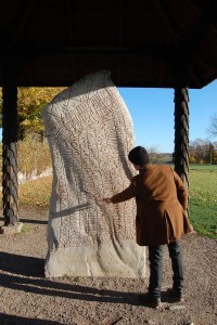 Per Holmberg, ricercatore presso l'Università di Goteborg, con la Pietra runica di Rök. Credit: University of Gothenburg