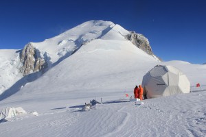 Tenda di Carotaggio presso il Col du Dome. Credit: Bruno JOURDAIN_CNRS Photothèque