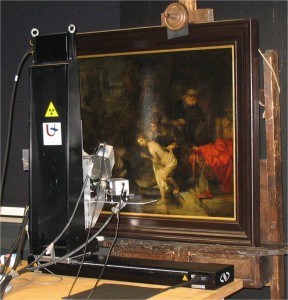 Fig. 2 Lo scanner MA-XRF durante l'investigazione di Susanna e i Vecchi, studio di conservazione della Gemaeldegalerie, a Berlino. Credit della foto: Matthias Alfeld