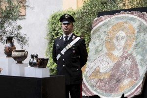 Alcuni dei beni archeologici presentati nella conferenza stampa sul rientro in Italia dagli Stati Uniti di 25 opere trafugate e recuperate dai Carabinieri del Comando Tutela Patrimonio Culturale, Roma, 26 maggio 2015. ANSA/ MASSIMO PERCOSSI