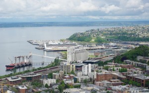 1024px-Docks_along_Western_with_Magnolia_Bridge_in_background_-_Seattle