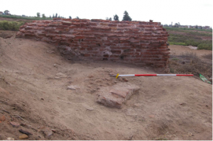 © Ministry of Antiquities - Mutubis 2014: Area dei bagni ripulita con muro del tholos (sotto), cisterna (sopra).