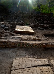 Alcune delle tombe scoperte dagli scavi.