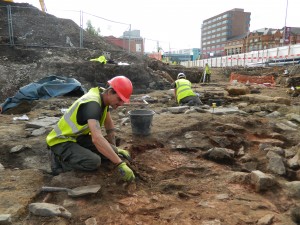 Caratterizzazioni industriali di tarda epoca romana sono diligentemente scavate e registrate dagli Archeologi prima dell'inizio dei lavori di costruzione. Credit: University of Leicester