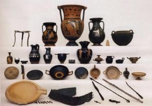 Reperti del quarto secolo: vasi greci, oggetti utilizzati nei banchetti, armi in metallo. Credit: Source/Riccardi 2003