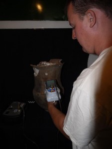 Il dott. Michał Krueger effettua un'analisi di un contenitore utilizzando uno spettrometro XRF manuale. Foto di A. Gomez