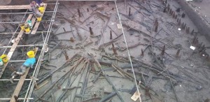 Archeologi alla Fattoria Must hanno scoperto la struttura carbonizzata del tetto di 3.000 anni fa della casa rotonda. Credit: Cambridge Archaeological Unit