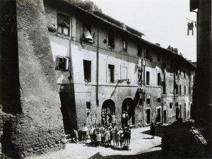 Fotografo non identificato, Via della Consolazione: interno fabbricato prima delle demolizioni, 1931, Gelatina bromuro d’argento, Museo di Roma, Archivio Fotografico