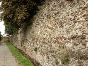 800px-The_Roman_Town_Wall,_Head_Street_to_the_Balkerne_Gate_3