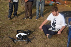 Kasper Hanus prepara il drone per il volo. Foto di Marta Siłakowska