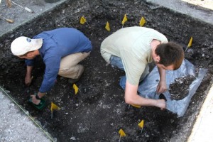 Due studenti presso lo scavo. Credit: Victor Thompson/University of Georgia