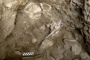 Donna alta 1 metro e 50, le cui ossa erano circondate da gusci di tartaruga e altri oggetti. Credit: Naftali Hilger