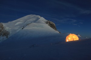 Tenda di Carotaggio al Col du Dome con vetta del Monte Bianco. Credit: Bruno JOURDAIN_CNRS Photothèque