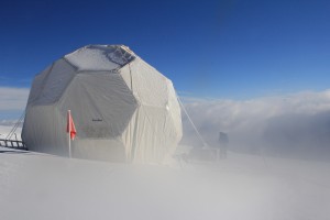 Tenda di Carotaggio sul Col du Dome (Monte Bianco) credit Bruno JOURDAIN_CNRS Photothèque