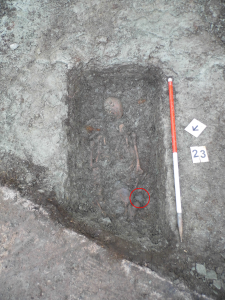 La tomba dello scheletro 23, la cintura è stata ritrovata  sul fianco destro. Credit: University of Leicester
