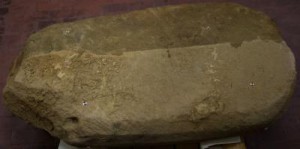 La stele, parzialmente ripulita, riporta uno dei testi più lunghi in lingua etrusca. Credit: Mugello Valley Project