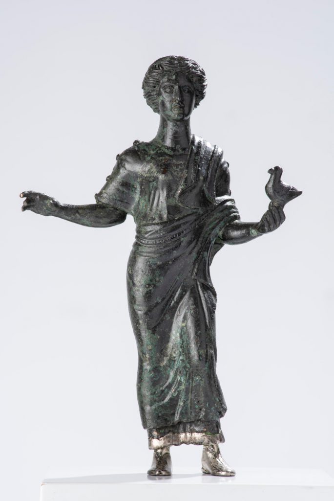 Statuetta in bronzo “fanciulla con colomba”  Statuetta in bronzo  “fanciulla con colomba”  350 a.C. h. cm. 23