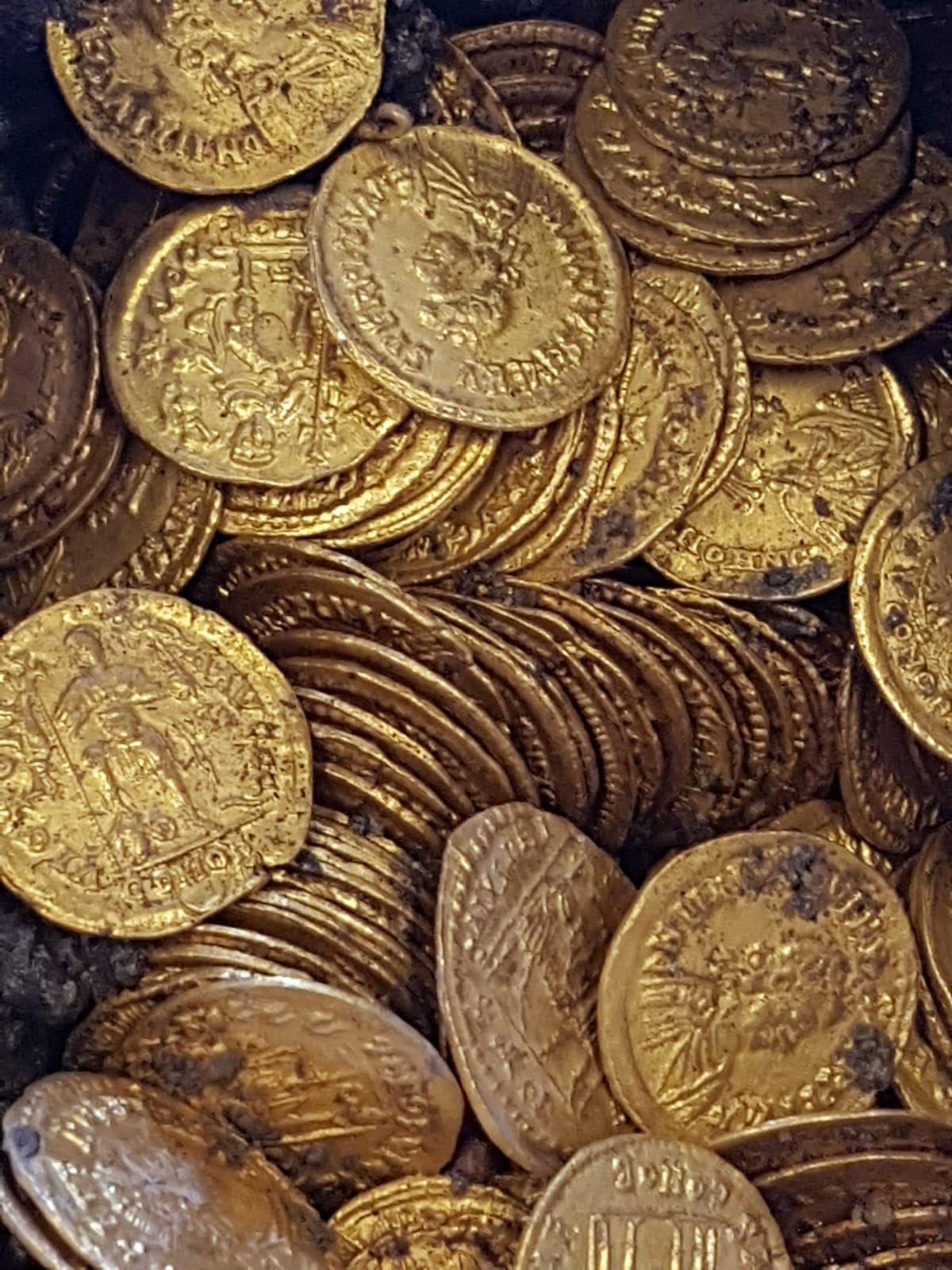 Золото станет деньгами. Став притягивающий деньги Автор Felice. Монета Золотая. Старинные золотые монеты. Клад золотых монет.