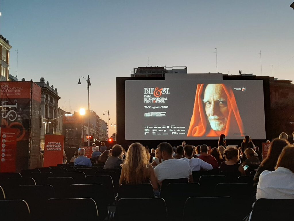 Bifest la ragazza con la pistola