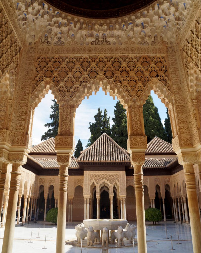 templetes Patio de los Leones Alhambra Granada, España