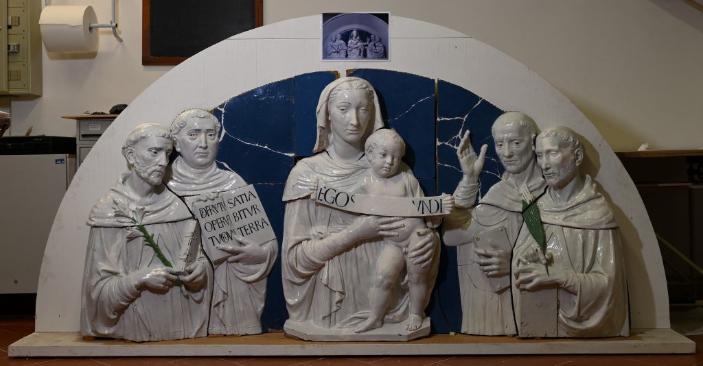 La lunetta di Luca Della Robbia, Maria Vergine col Bambinoe Santi