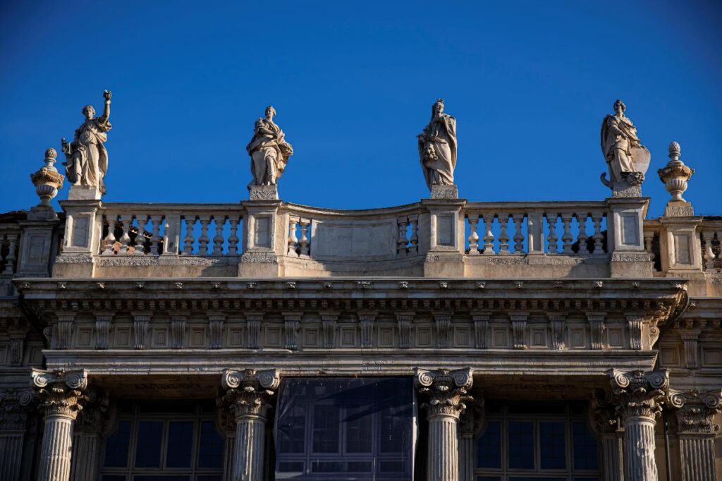 Volano statue Palazzo Madama Torino
