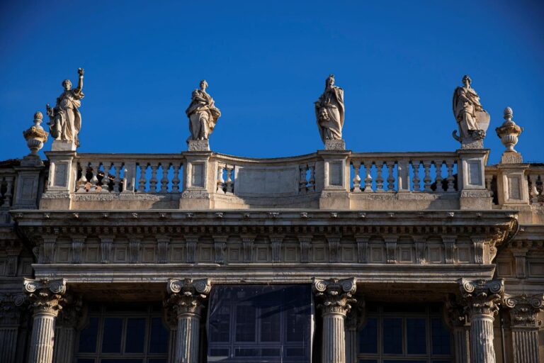 Volano statue Palazzo Madama Torino