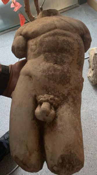 Falerii Novi statua di marmo mutila personaggio maschile nudità eroica