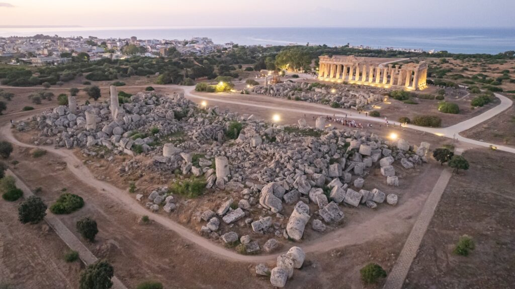 Verranno ricomposte tre colonne del Tempio G del Parco Archeologico di Selinunte