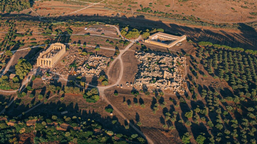 Verranno ricomposte tre colonne del Tempio G del Parco Archeologico di Selinunte